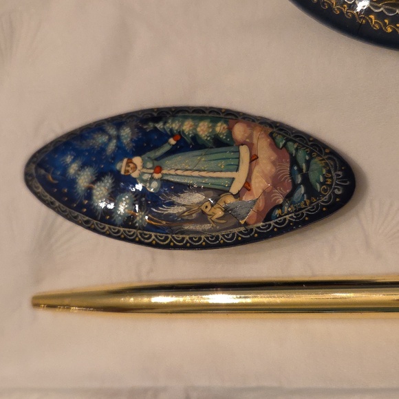 RUSSIAN Hand-Painted Floral and Scenic Brooch Set - Picture 4 of 6